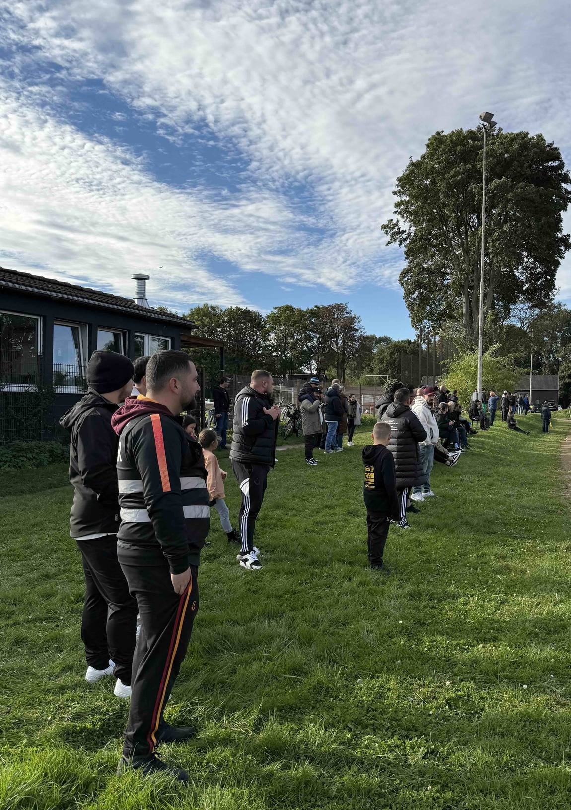 Amacspor-Community bei Sonnenschein am Spielfeld